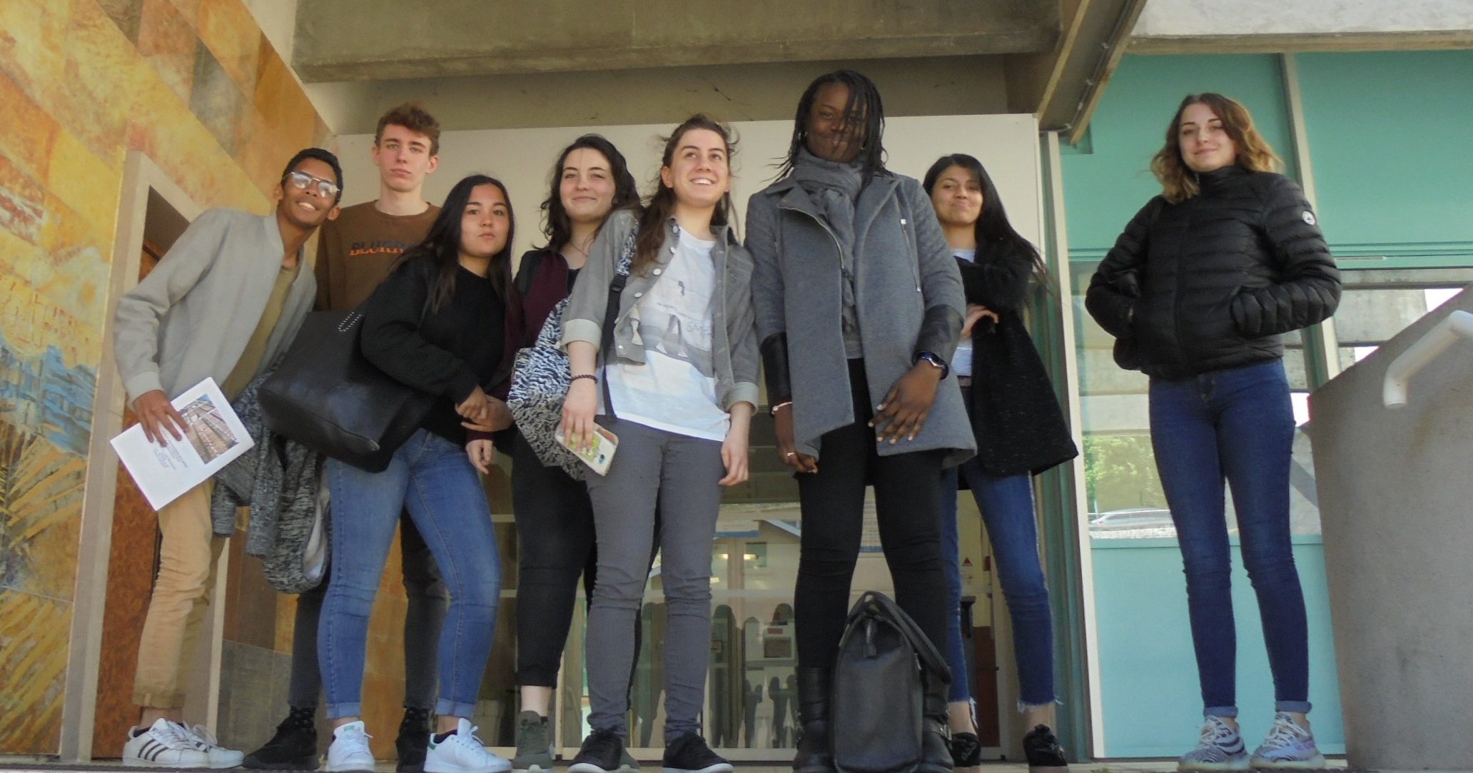Les lycéens devant les archives de la Drôme. 14 mai 2019 